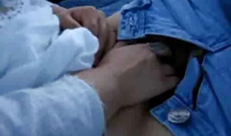جوجه زیبا لباس سکسی زنان بازی می کند با گربه اش