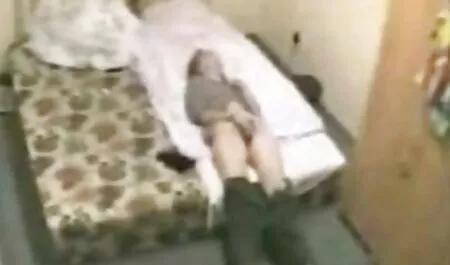 دو لزبین نوجوان شلوار سکسی داغ بازی توسط استخر