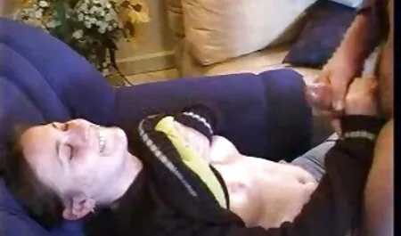 Busty GILF fucks در یک مو قرمز شلوار سکسی زیبا در دفتر