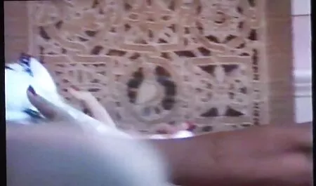 . مدیر شورت سکسی یک کلوپ شبانه محلی بدهی را پرداخت می کند
