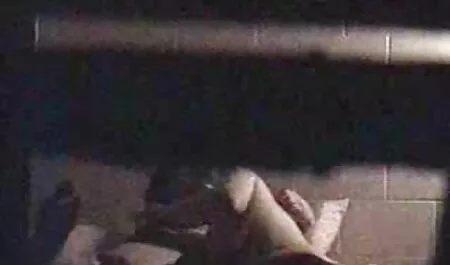 دختر عمیق, شکم برآمدگی با dildo بزرگ سیاه سکسی ترین لباس ها و سفید