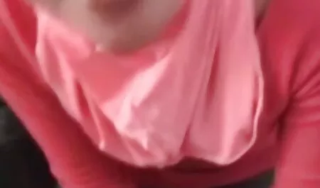 Aletta Ocean-بانوی لباس بادی سکسی مامور اتش نشانی اسلاید پایین قطب خود را