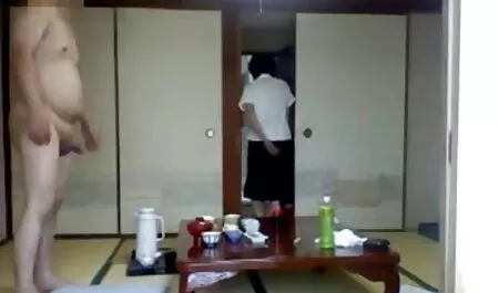 به اشتراک گذاری یک مبل با یک کلیپ سکس با لباس scene2
